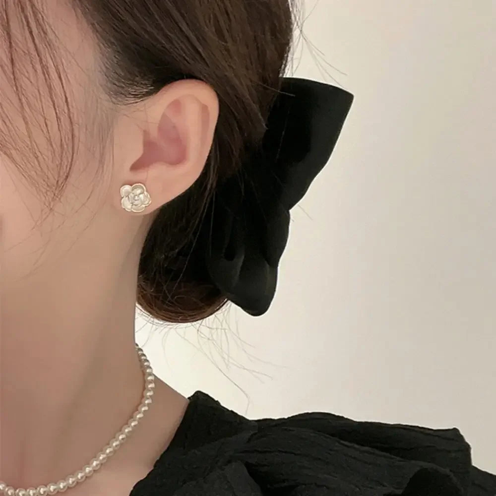 Luxury Sweet Elegant Fine s925 Romantic Pearl Flower Stud Earrings for Trendy Women-Wannee Fashion Accessory