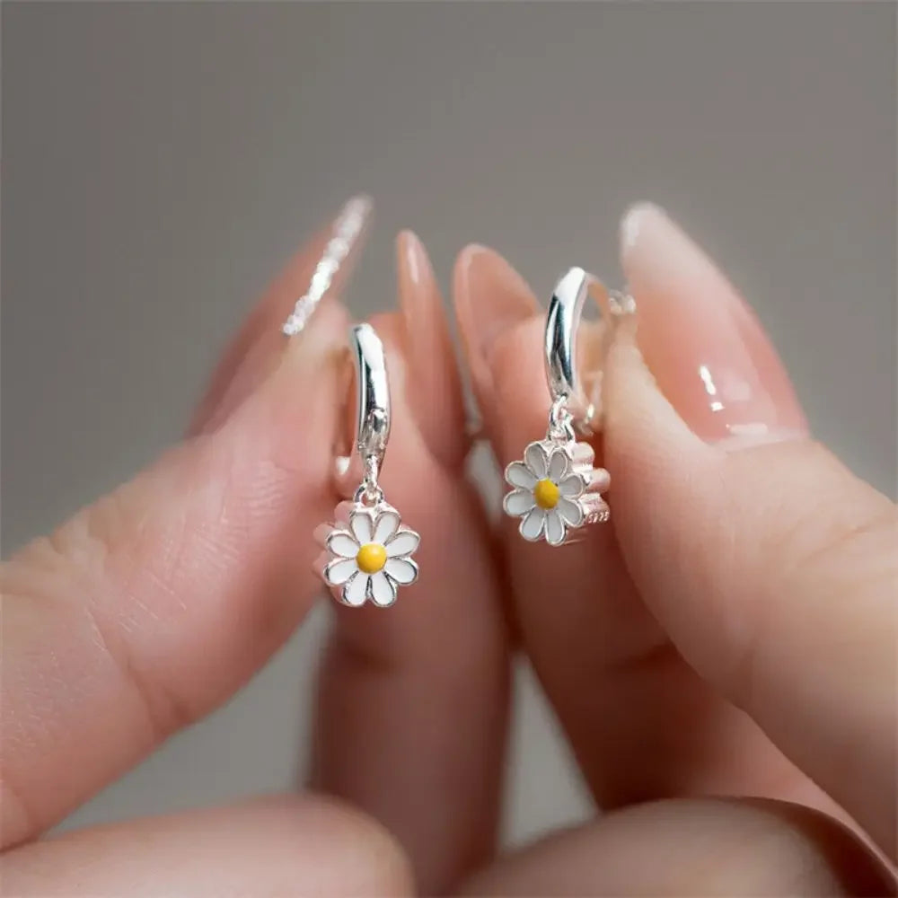 Hot Design Simple All Match Flower Small Daisy Stud Earrings for Trend Sweet Lady-Wannee Fashion Accessory